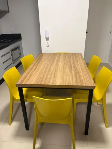 Mesa com tampo amadeirado, estilo industrial