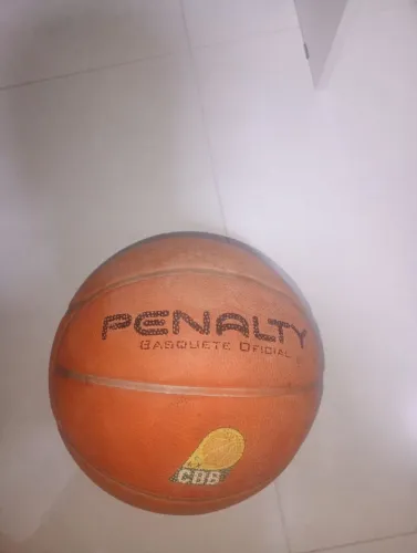 Bola de basquete Penalty profissional usada poucas vezes 