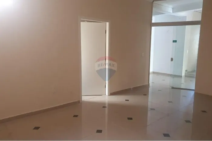 Sala comercial excepcional, com 35m² de área útil, localizada no centro da cidade.