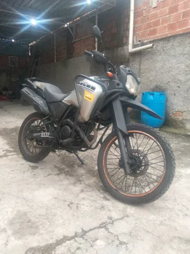 Vendo moto Ténéré em perfeitas condições linda