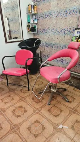 CADEIRA DE CORTE E LAVATÓRIO DE CABELO.