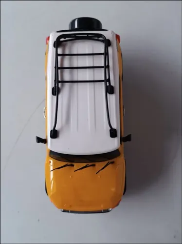 Carrinho Colecionável Toyota FJ Cruiser Amarelo com Luz e Som - Fricção