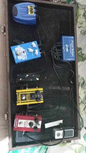 Desapego Urgente: Pedais Analógicos + Case por R$ 600 (Pra levar hoje!)