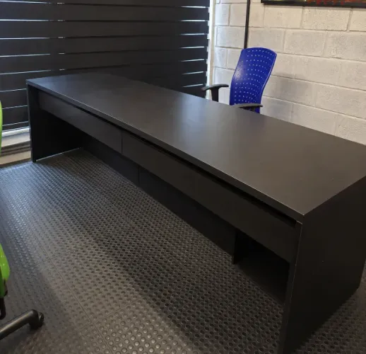 Mesa com fechamento fiação