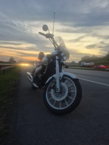 Moto excelente com Toque de estrada e vento no rosto