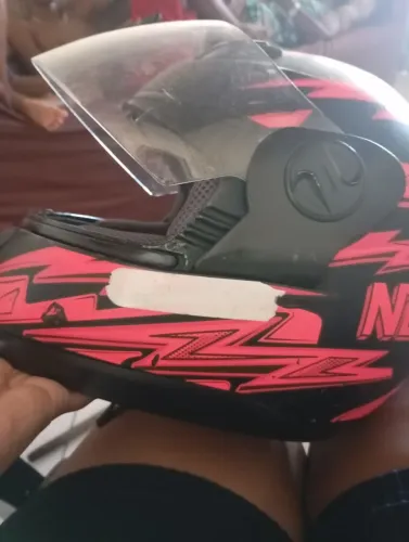 Capacete semi novo
