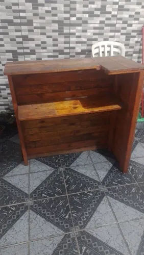 Balcão feito de palhete.