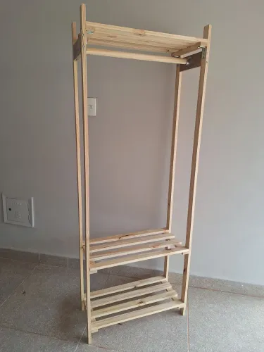 Arara de roupas com sapateira
