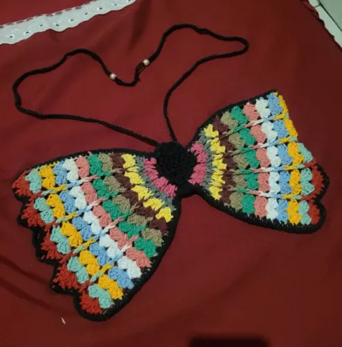 Cropped de borboleta de crochê