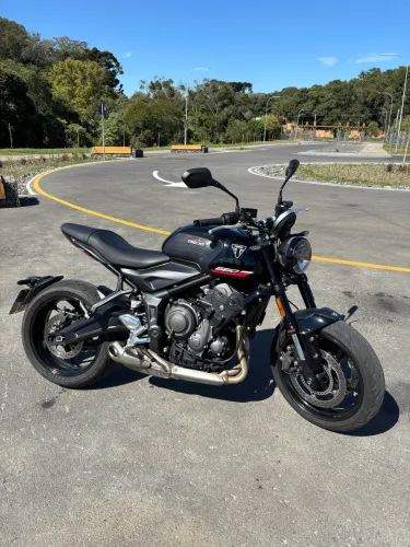 Moto triumph trident 660