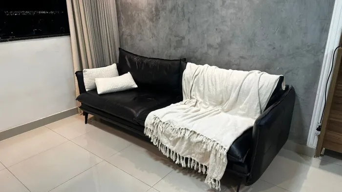 Sofá de couro preto