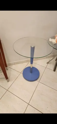 vendo mesa de canto redonda tampo vidro e base de lacca azul , nova, pouco usadaoa