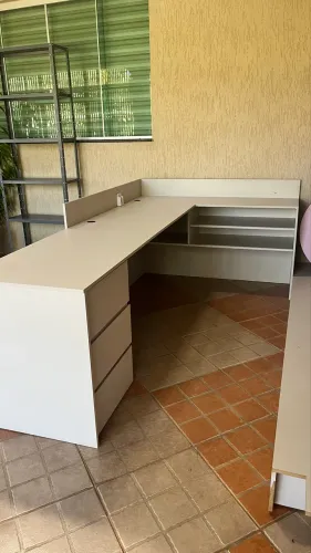 MESA EM ?L? PARA ESCRITÓRIO / ATENDIMENTO - MODERNA E ESPAÇOSA
