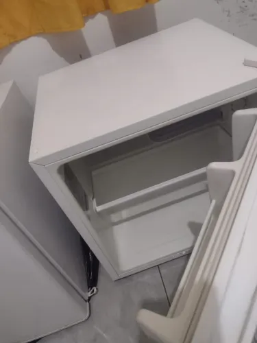 Frigobar e micro-ondas