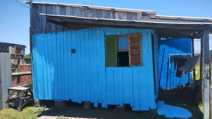 Casa de madeira com dois terrenos 