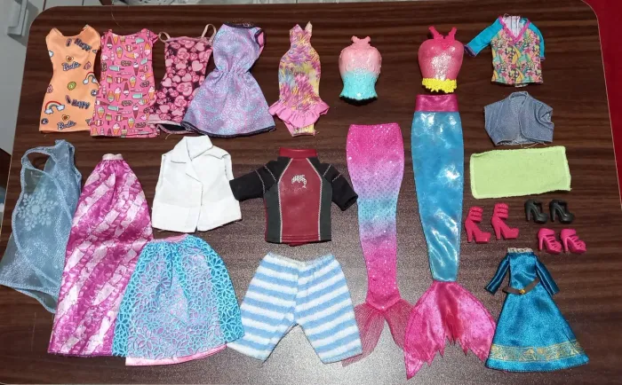 Roupas e sapatos Barbie 22 peças 