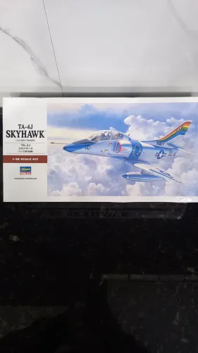 Kit plastimodelismo TA 4J SKYHAWK escala 1:48