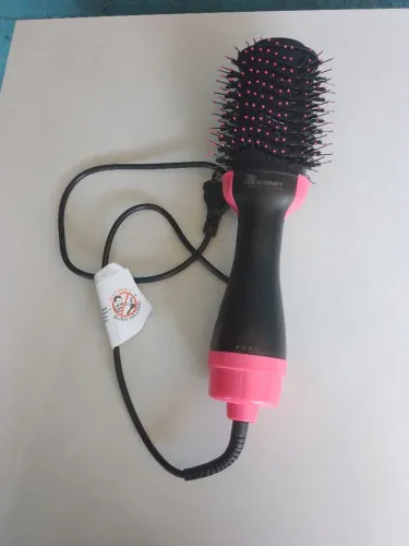 Escova modeladora de cabelos moderno e secador elegante