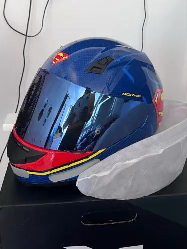 Capacete personalizado do super homem