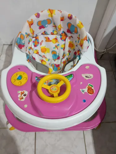Andador de bebê semi novo
