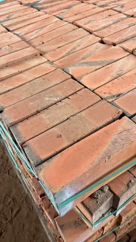 Tijolos maciços. Estilo demolição.