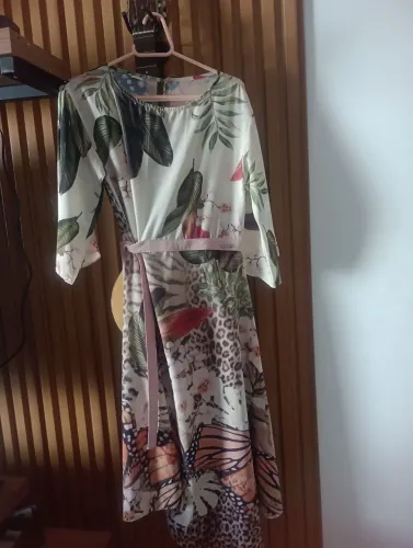 Vestido estampa floral borboletas, manga três oitavos