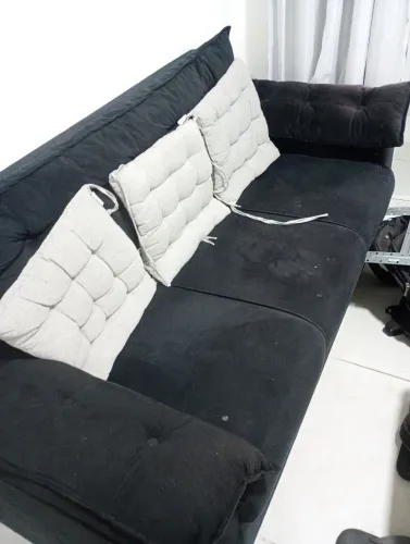 Sofá preto.