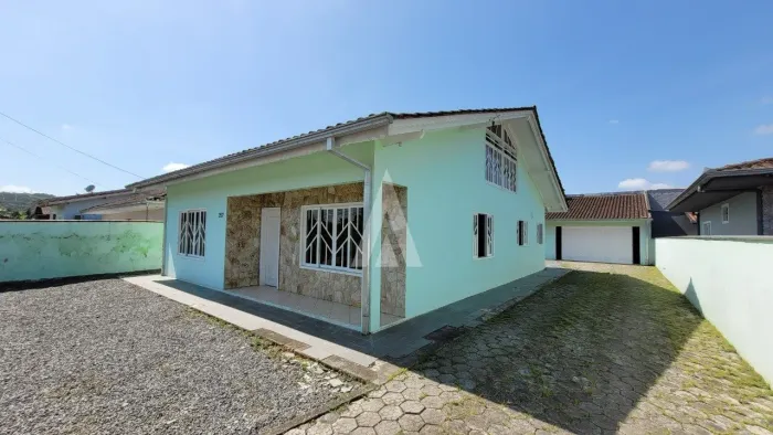Casa com 1 suíte(s) mais 2 quarto(s) à venda no bairro Vila Nova em Joinville, por R$611.0