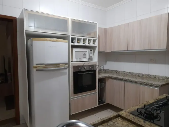 Oportunidade - Casa Sobrado - Jardim terras de São João - 3 Dormitórios - 257m².