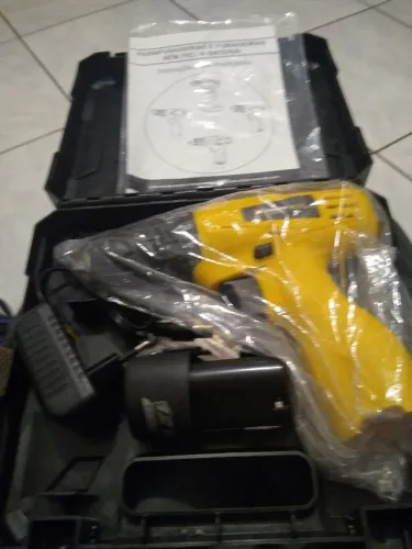 Furadeira/ parafusadeira Titanium nova
