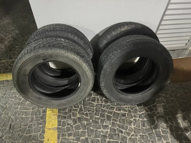 4 Pneus Michelin Latitude Cross 225/75 R16 - Usados