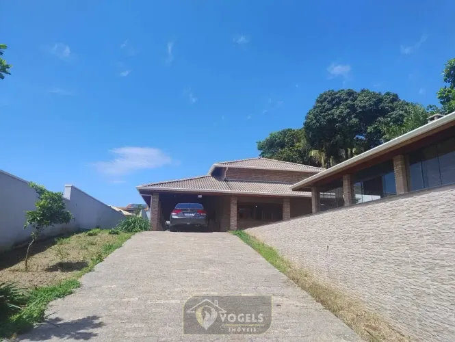 CASA À VENDA NO CONDOMÍNIO ANA HELENA EM JAGUARIÚNA/SP COM 4 SUÍTES E TERRENO DE 1.000 M²