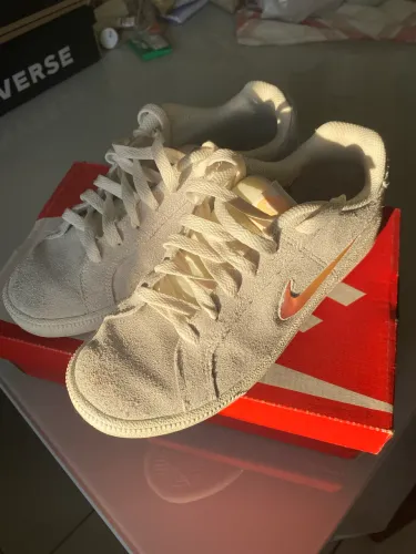 Tênis: WMNS NIKE COURT ROYALE PREM