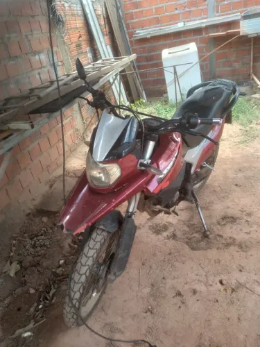 Vendo uma moto. 