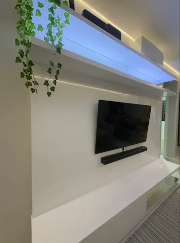 Rack/Painel Home Theater MDF Laqueado Branco com LED - 2,40m