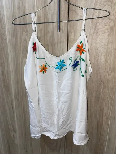Regata branca de alcinha