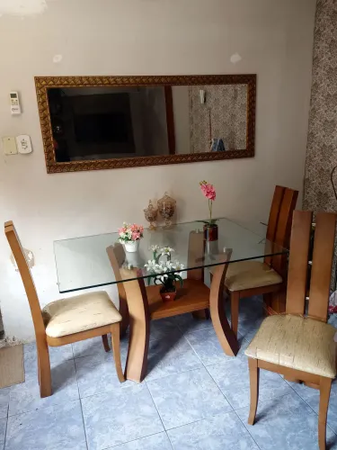Mesa de jantar de madeira com 4 cadeiras