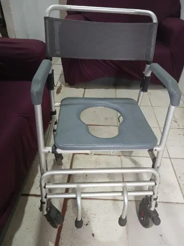 Cadeira de banho em alumínio . Usada. 350