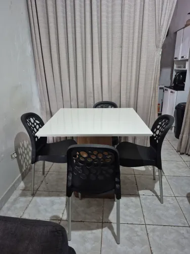 Mesa de jantar com 4 cadeiras