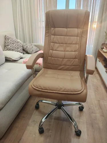 Vende-se cadeira de escritório presidencial bom estado, cor caramelo.