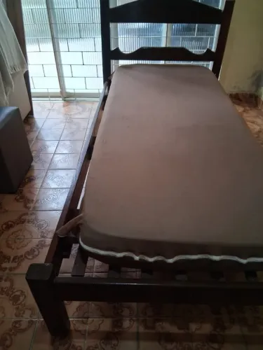 Cama de solteiro madeira de lei