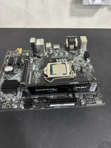 Kit upgrade placa mãe msi i3 de oitava geração memória ddr4 4GB fury 