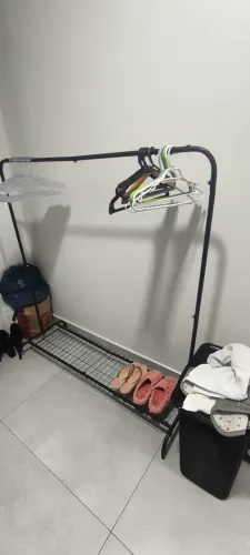 ARARA DE ROUPAS PRETA