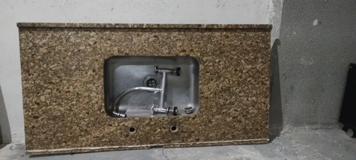 Bancada de granito e pia em inox para sua cozinha 