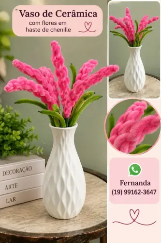 Vaso de cerâmica com flores de haste de chenille