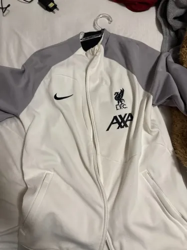 casaco branco liverpool