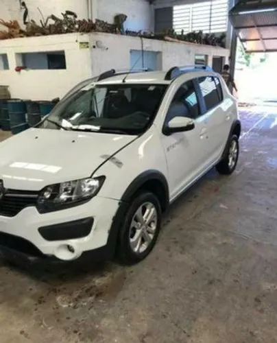 Sucata de Sandero Stepway para retirada de peças.