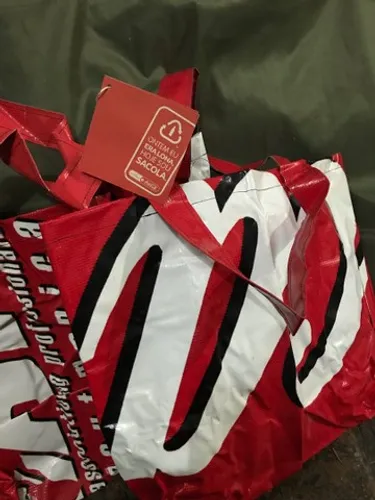 p/Colecionador - Kit 2 Sacolas de Lona Reciclada de Caminhão da Coca-Cola