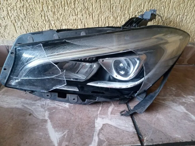 Carcaça farol esquerdo Mercedes CLA(A117 820 67 61)
