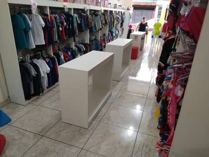 Mesa em ilha para centro de loja
